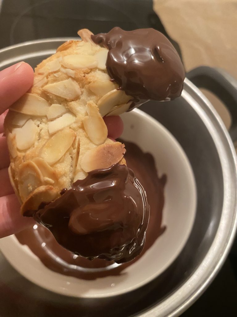 Rezept für Mandelhörnchen: In Schokolade tunken